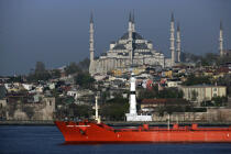 Trafic devant la mosquée Bleue. © Philip Plisson / Plisson La Trinité / AA09412 - Nos reportages photos - Istanbul