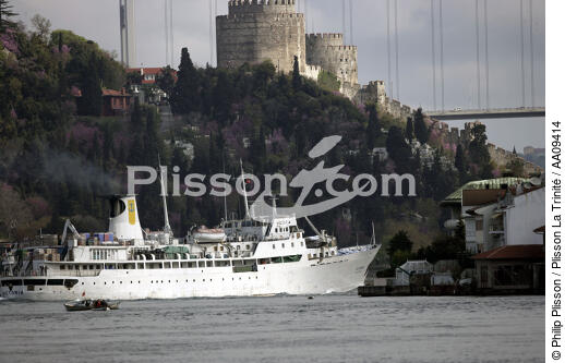 Trafic sur le Bosphore. - © Philip Plisson / Plisson La Trinité / AA09414 - Nos reportages photos - Istanbul, le détroit du Bosphore