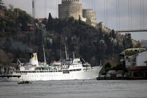 Traffic on the Bosphorus. © Philip Plisson / Plisson La Trinité / AA09414 - Photo Galleries - Suspended bridge