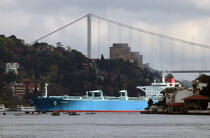 Traffic on the Bosphorus. © Philip Plisson / Plisson La Trinité / AA09416 - Photo Galleries - Oil tanker