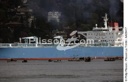 Traffic on the Bosphorus. - © Philip Plisson / Plisson La Trinité / AA09417 - Photo Galleries - Tanker carrying chemicals