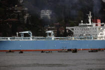 Traffic on the Bosphorus. © Philip Plisson / Plisson La Trinité / AA09417 - Photo Galleries - Tanker carrying chemicals