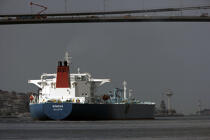 Traffic on the Bosphorus. © Philip Plisson / Plisson La Trinité / AA09418 - Photo Galleries - Cargo ship carrying methane