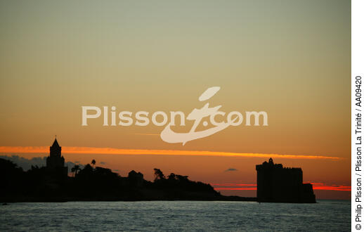 Coucher de soleil sur les îles de Lérins. - © Philip Plisson / Plisson La Trinité / AA09420 - Nos reportages photos - Iles de Lérins