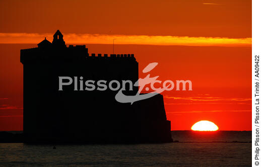 Coucher de soleil sur Saint-Honorat. - © Philip Plisson / Plisson La Trinité / AA09422 - Nos reportages photos - Citadelle