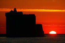 Coucher de soleil sur Saint-Honorat. © Philip Plisson / Plisson La Trinité / AA09422 - Photo Galleries - Citadel