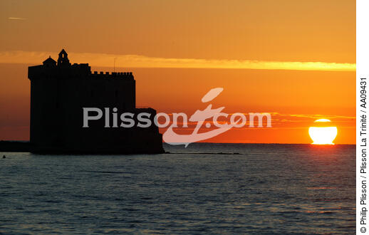 Coucher de soleil sur Saint-Honorat. - © Philip Plisson / Plisson La Trinité / AA09431 - Nos reportages photos - Citadelle