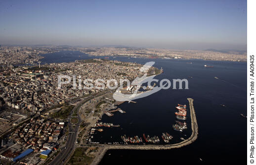 Istanbul. - © Philip Plisson / Plisson La Trinité / AA09435 - Nos reportages photos - Istanbul, le détroit du Bosphore