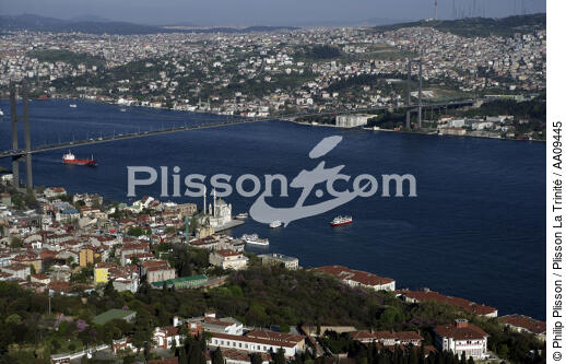 Istanbul. - © Philip Plisson / Plisson La Trinité / AA09445 - Nos reportages photos - Istanbul, le détroit du Bosphore