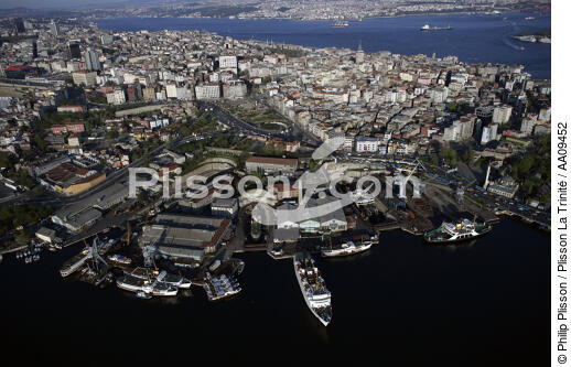 Istanbul. - © Philip Plisson / Plisson La Trinité / AA09452 - Nos reportages photos - Istanbul, le détroit du Bosphore