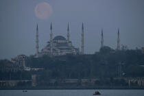 Istanbul de nuit. © Philip Plisson / Plisson La Trinité / AA09459 - Nos reportages photos - Lune