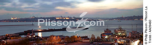 Istanbul et le Bosphore à la tombée de la nuit. - © Philip Plisson / Plisson La Trinité / AA09460 - Photo Galleries - Site of interest [Turkey]