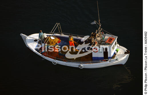 Pêcheurs grecs. - © Philip Plisson / Plisson La Trinité / AA09482 - Nos reportages photos - Marin-pêcheur