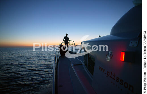 Tombée de la nuit dans le Golfe de Patra. - © Philip Plisson / Plisson La Trinité / AA09503 - Nos reportages photos - Catamaran de croisière