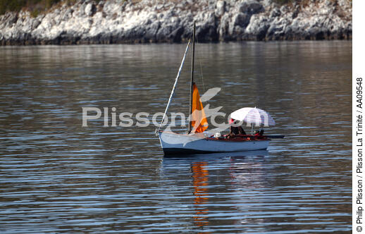 Fishing in the Gulf of Patra. - © Philip Plisson / Plisson La Trinité / AA09548 - Photo Galleries - Parasol