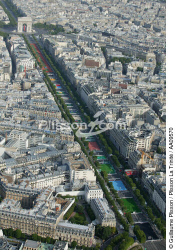 Paris 2012 sur les Champs Elysées. - © Guillaume Plisson / Plisson La Trinité / AA09570 - Photo Galleries - Paris 2012