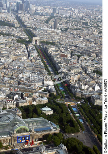 Paris 2012 sur les Champs Elysées. - © Guillaume Plisson / Plisson La Trinité / AA09571 - Nos reportages photos - Transport routier