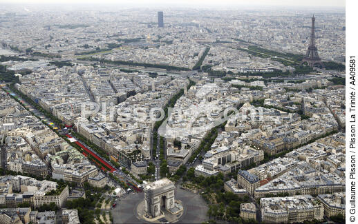 Paris 2012 sur les Champs Elysées. - © Guillaume Plisson / Plisson La Trinité / AA09581 - Nos reportages photos - Route