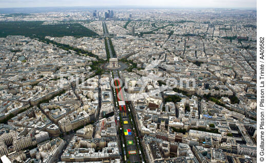 Paris 2012 sur les Champs Elysées. - © Guillaume Plisson / Plisson La Trinité / AA09582 - Nos reportages photos - Immeuble