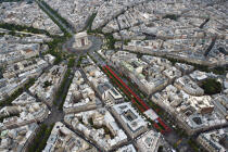 Paris 2012 sur les Champs Elysées. © Guillaume Plisson / Plisson La Trinité / AA09583 - Nos reportages photos - Route
