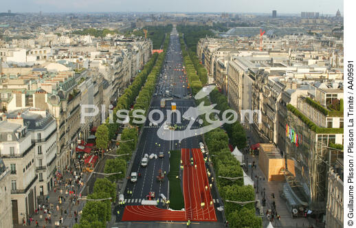 Paris 2012 sur les Champs Elysées. - © Guillaume Plisson / Plisson La Trinité / AA09591 - Nos reportages photos - Immeuble
