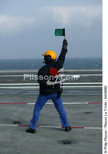 Aircraft handler operates some on flight deck of the Charles de Gaulle aircraft carrier. - © Philip Plisson / Plisson La Trinité / AA09880 - Photo Galleries - Burgee