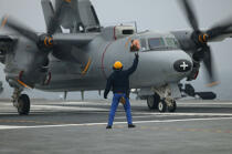 Aircraft handler guiding an Hawkeye on the flight deck of the Charles of Gaulle. © Philip Plisson / Plisson La Trinité / AA09881 - Photo Galleries - Aircraft