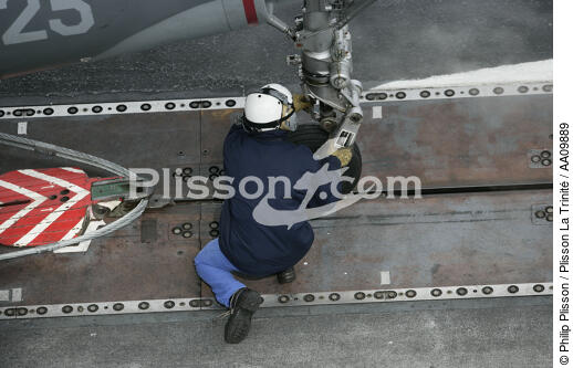 Fixing of the bit for the takeoff of a Super-Etandard of the Charles de Gaulle. - © Philip Plisson / Plisson La Trinité / AA09889 - Photo Galleries - Military aircraft