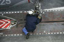 Fixing of the bit for the takeoff of a Super-Etandard of the Charles de Gaulle. © Philip Plisson / Plisson La Trinité / AA09889 - Photo Galleries - Man
