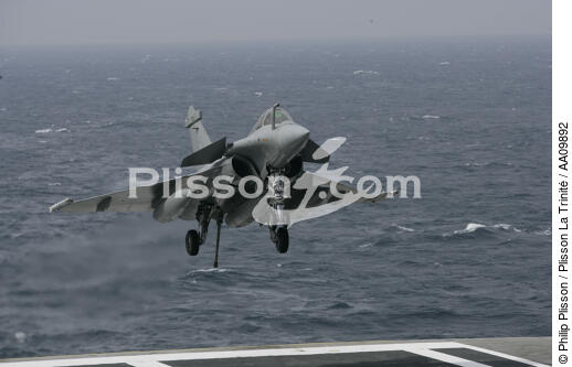 Landing of a Rafale on the aircraft carrier Charles de Gaulle. - © Philip Plisson / Plisson La Trinité / AA09892 - Photo Galleries - Military aircraft