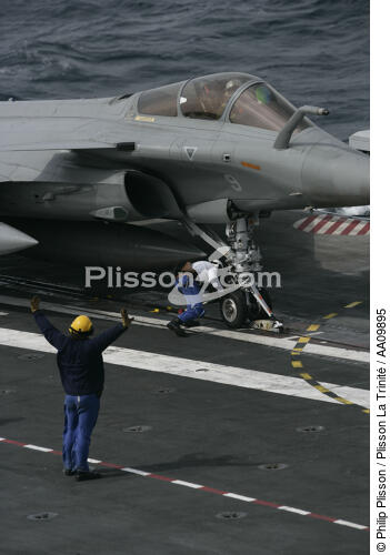 Fixing of the catapult for the takeoff of a Rafale. - © Philip Plisson / Plisson La Trinité / AA09895 - Photo Galleries - Air transport