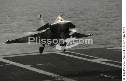 Landing of a Rafale on the aircraft carrier Charles de Gaulle. - © Philip Plisson / Plisson La Trinité / AA09910 - Photo Galleries - Military aircraft