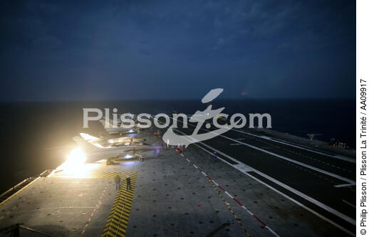 The flight deck of the Charles de Gaulle by night. - © Philip Plisson / Plisson La Trinité / AA09917 - Photo Galleries - Aircraft