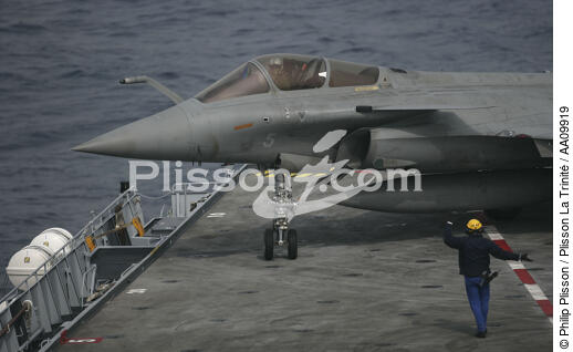 Rafale operates some on the flight deck of the Charles de Gaulle. - © Philip Plisson / Plisson La Trinité / AA09919 - Photo Galleries - Aircraft