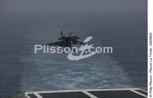 Rafale en manoeuvre d'atterrissage sur le Charles de Gaulle. - © Philip Plisson / Plisson La Trinité / AA09923 - Nos reportages photos - Marine nationale