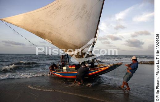 Retour d'une Jangada sur une plage brésilienne. - © Philip Plisson / Plisson La Trinité / AA09926 - Nos reportages photos - Jangada