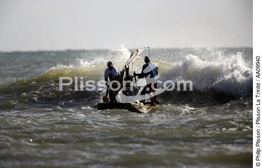 Brazilian fishermen on their Jangada. - © Philip Plisson / Plisson La Trinité / AA09940 - Photo Galleries - State [Brazil]