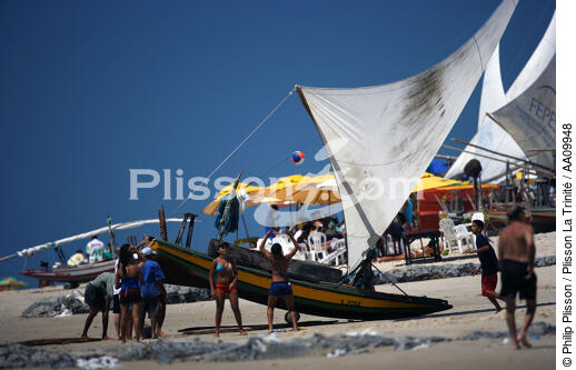 Jangada sur une plage brésilienne. - © Philip Plisson / Plisson La Trinité / AA09948 - Nos reportages photos - Jangadas do Brazil