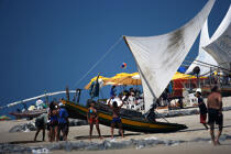 Jangada sur une plage brésilienne. © Philip Plisson / Plisson La Trinité / AA09948 - Nos reportages photos - Jangada