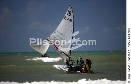Jangada sur une plage brésilienne. - © Philip Plisson / Plisson La Trinité / AA09949 - Nos reportages photos - Jangada