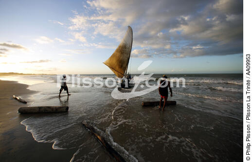 Return of fishing for these Brazilian fishermen. - © Philip Plisson / Plisson La Trinité / AA09953 - Photo Galleries - Brazil