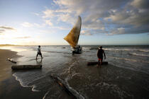 Retour de pêche pour ces pêcheurs brésiliens. © Philip Plisson / Plisson La Trinité / AA09953 - Nos reportages photos - Jangada