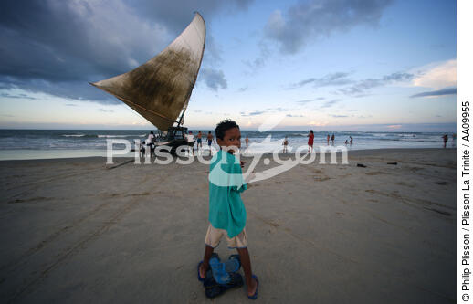 Jeune brésilien assistant au retour de pêche d'une Jangada. - © Philip Plisson / Plisson La Trinité / AA09955 - Nos reportages photos - Jangada