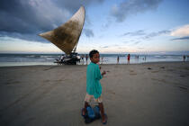 Jeune brésilien assistant au retour de pêche d'une Jangada. © Philip Plisson / Plisson La Trinité / AA09955 - Nos reportages photos - Portrait