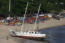 Brazilian beach. © Philip Plisson / Plisson La Trinité / AA09963 - Photo Galleries - Running aground
