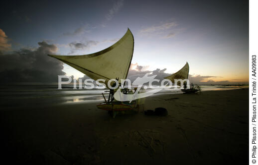 Jangadas by night in Caponga. - © Philip Plisson / Plisson La Trinité / AA09983 - Photo Galleries - Caponga