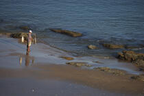 Pêcheur brésilien sur la plage. © Philip Plisson / Plisson La Trinité / AA10007 - Nos reportages photos - Fortaleza