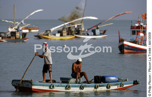 Brazilian fishermen on board their Jangada. - © Philip Plisson / Plisson La Trinité / AA10009 - Photo Galleries - Town [Ceara]