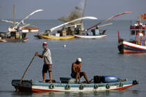 Pêcheurs brésiliens à bord de leur Jangada. © Philip Plisson / Plisson La Trinité / AA10009 - Nos reportages photos - Fortaleza