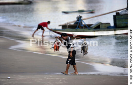 Pêcheur brésilien sur la plage. - © Philip Plisson / Plisson La Trinité / AA10011 - Nos reportages photos - Pêcheur du monde